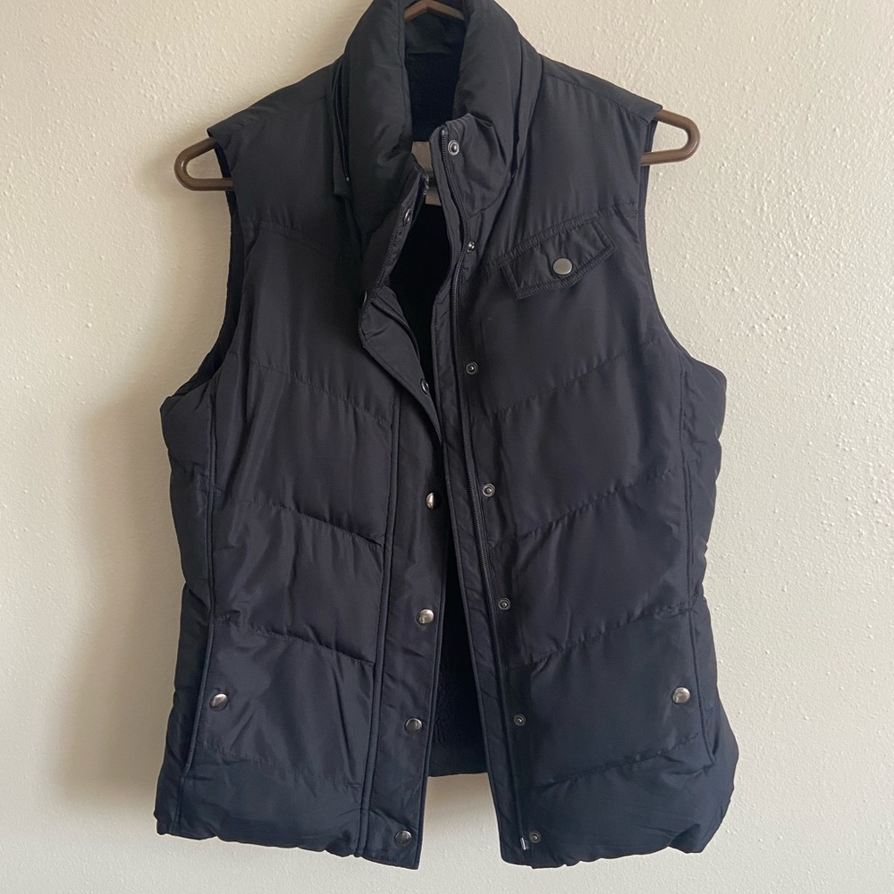 Banana Republic Puffer Vest - Picture 2 of 7